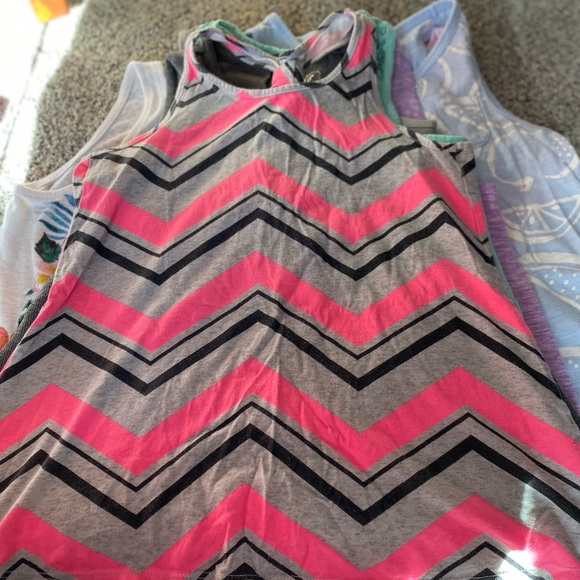 Bundle of 9 size medium (7/8) tanks. Various brands. - Picture 10 of 14